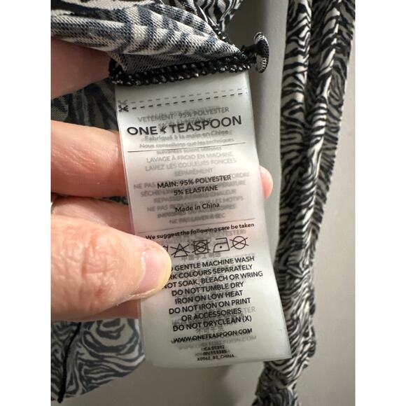 One Teaspoon Ruffle Party Long‎ sleeve Top - Interference size Med New - Picture 6 of 8